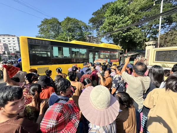 အကျဉ်းထောင်ရှေ့မှာ လွတ်လာမယ့်သူတွေကို မျှော်နေကြစဉ် (မူရင်းပိုင်ရှင်)