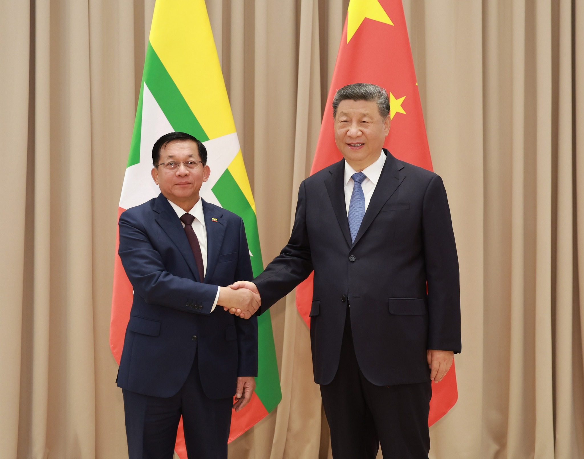 တရုတ်သမ္မတ ရှီကျင့်ဖျင်နှင့် ဗိုလ်ချုပ်မှူးကြီး တွေ့ဆုံ