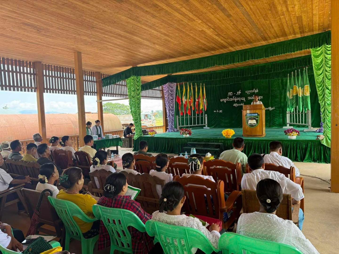 ဗန်းမောက်မှာ ပညာရေးဝန်ထမ်းများ လစာမရ၍ ချေးငွေယူနေရ