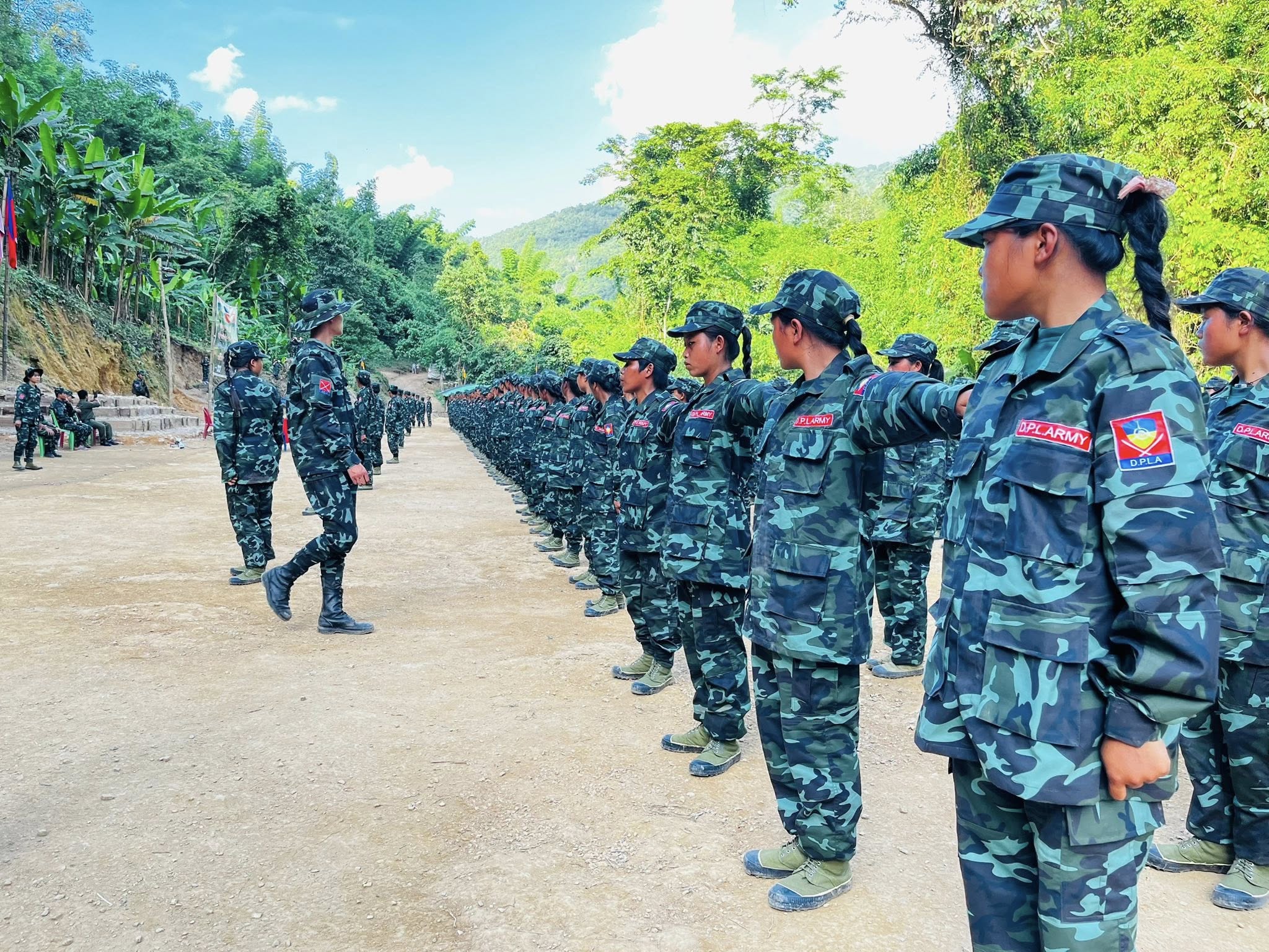 ဓနုတပ်ဖွဲ့ DPLA စစ်သင်တန်းဆင်းပြီး လက်နက်တပ်ဆင်