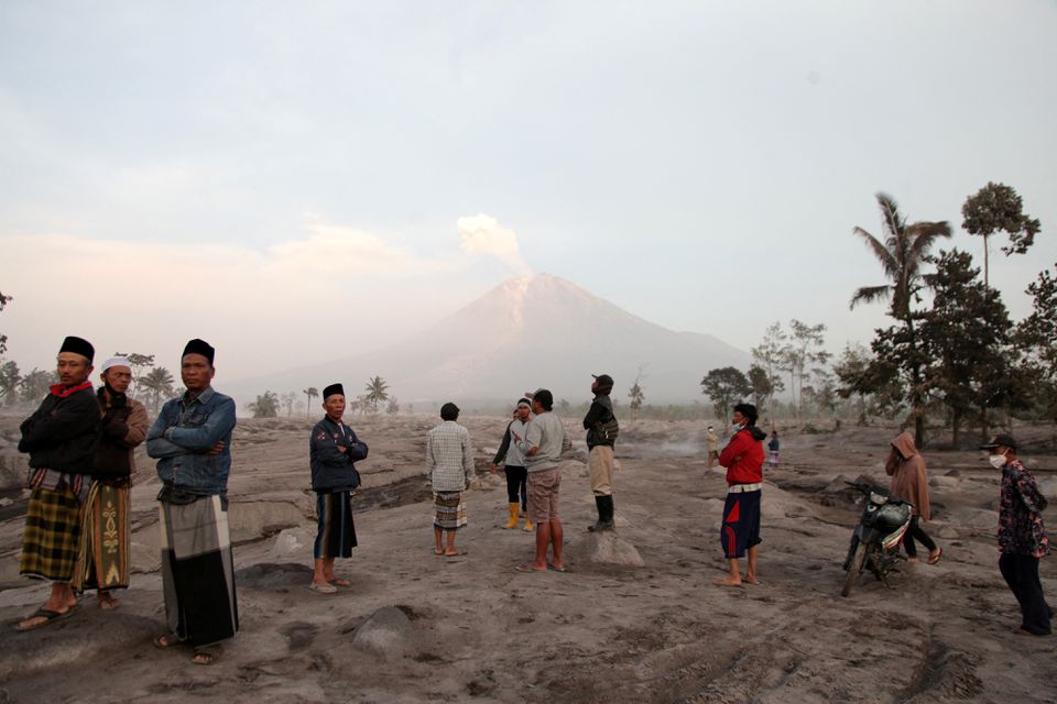 အင်ဒိုနီးရှားရှိ မီးတောင်ပေါက်ကွဲမှုကြောင့် လူ ၂၀၀၀ နီးပါးကို ဘေးလွတ်ရာ ရွှေ့ပြောင်း