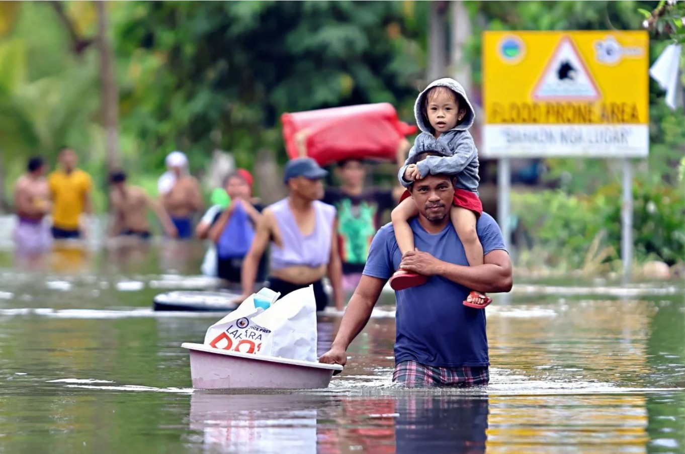 ဖိလစ်ပိုင်တွင် မုန်တိုင်းကြောင့် လူသန်းချီ ရွှေ့ပြောင်းရ