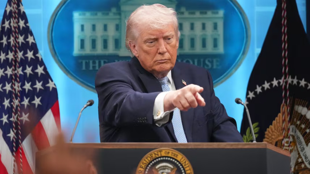 အီရန်အနီး စစ်အင်အား ဆက်လက်ဖြန့်ကြက်ထားဟု ထရမ့် ပြော