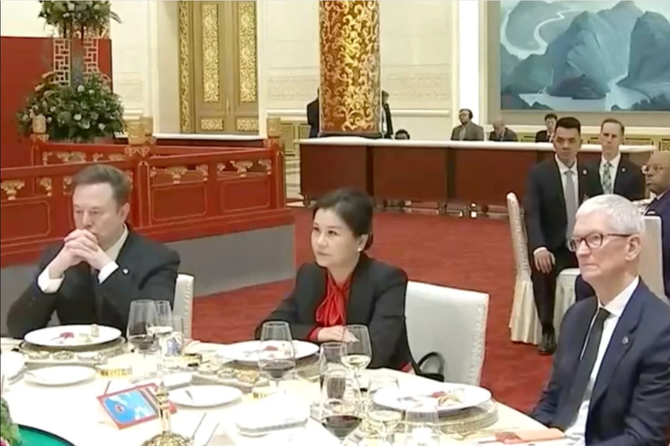 အီလွန်မာ့စ်နှင့် တင်မ်ကွတ်ကြား ထိုင်ခဲ့သည့် အမျိုးသမီးက ဘယ်သူလဲ 