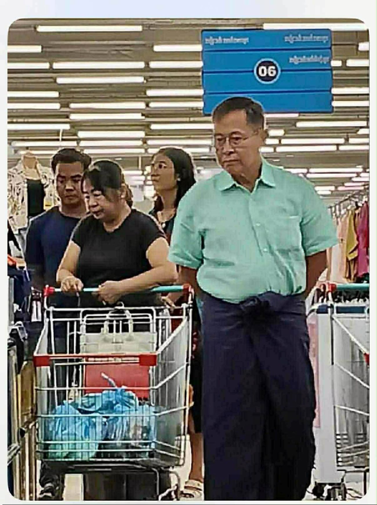 Former Vice-Senior General Seen Shopping in Public After Retirement