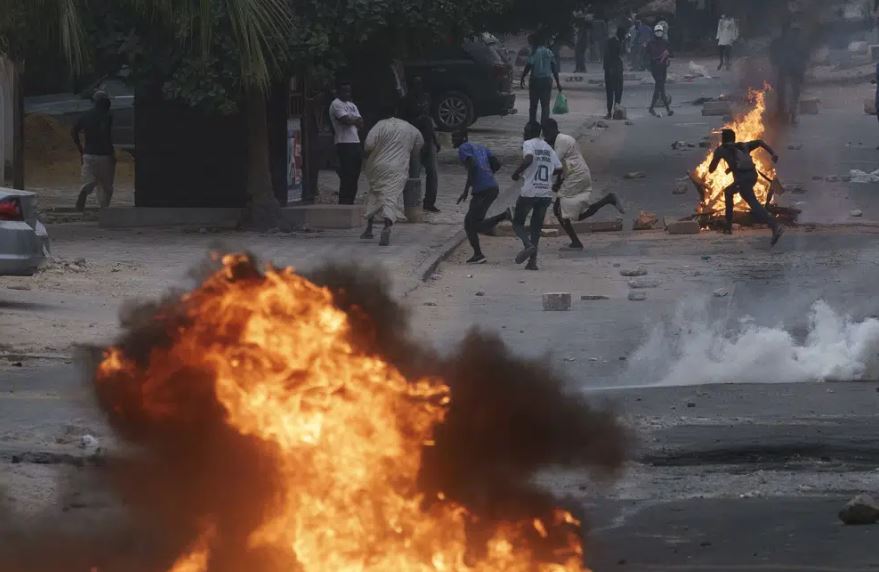 ဆီနီဂေါမှာ ဘာတွေ ဖြစ်နေလဲ