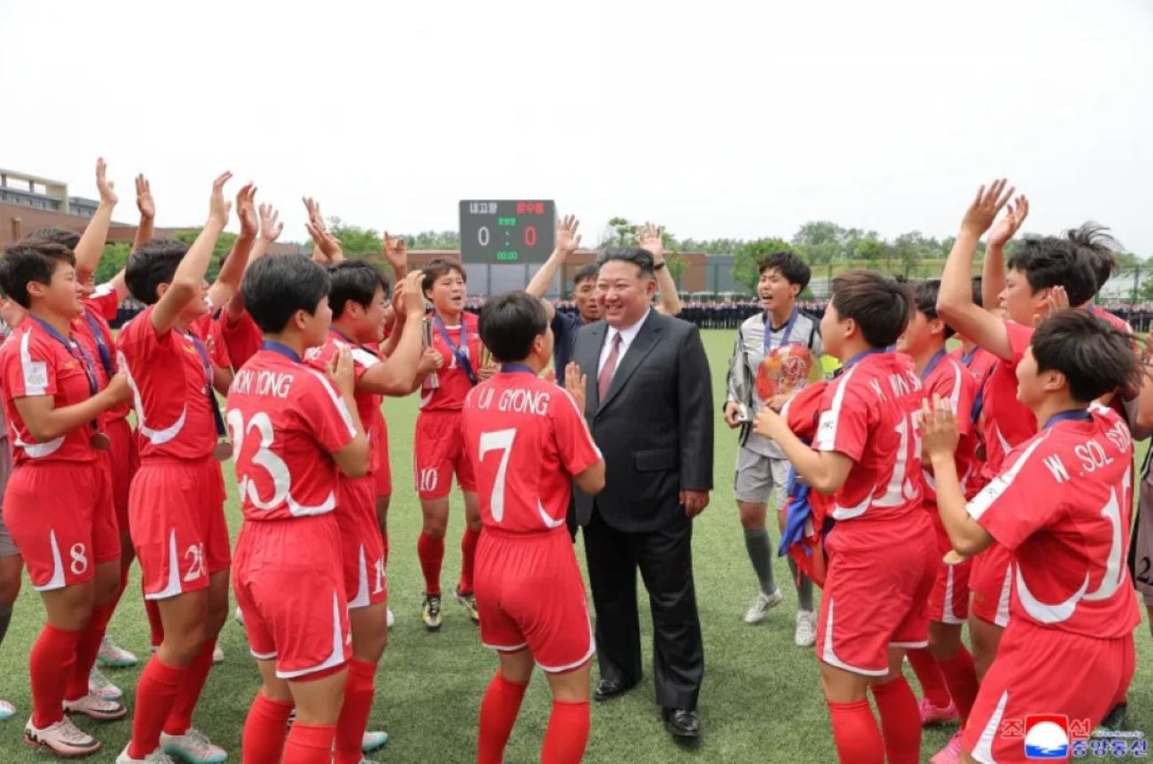 ကင်မ်က အမျိုးသမီး ဘောလုံးအသင်းနှင့်အတူ အောင်ပွဲခံ