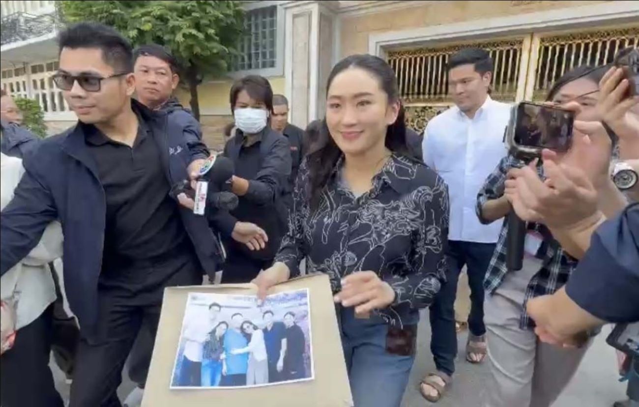 သက်ဆင်၏ သမီးက ထောင်တွင် မိသားစုပုံကို ထုတ်ပြ 