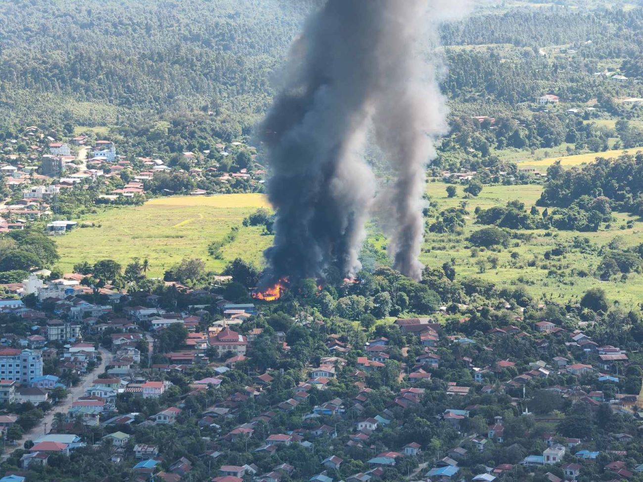 KIA-PDF Burns Down Hlazingon Ward Near Banmauk Police Station