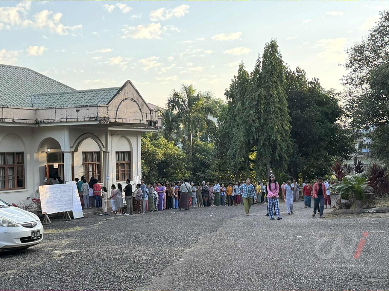 ကမာရွတ်မြို့နယ် မဲရုံ ၂ တွင် မဲပေးရန် စောင့်နေသူများ