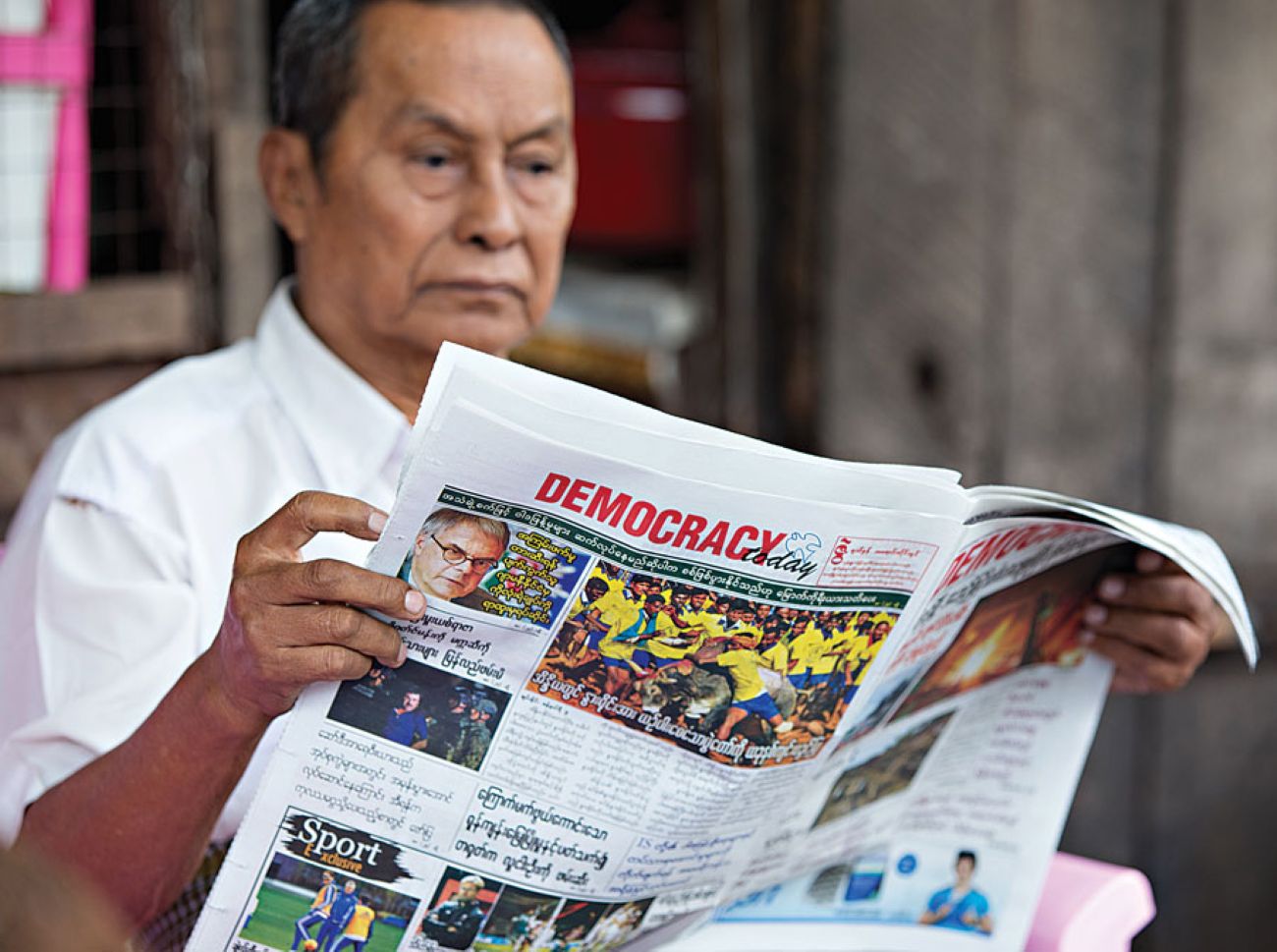 How Should the Government and Media Cooperate?