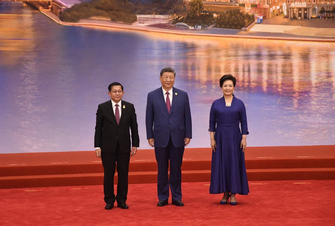 သမ္မတရှီ တည်ခင်းဧည့်ခံသည့် ဂုဏ်ပြုညစာစားပွဲသို့ ကော်မရှင်ဥက္ကဋ္ဌ တက်
