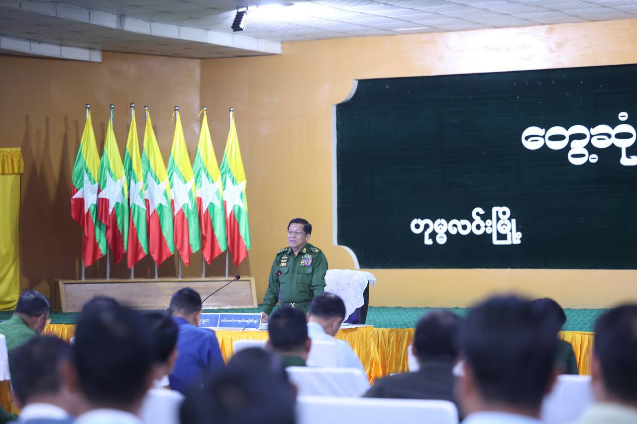 ဗိုလ်ချုပ်မှူးကြီးမင်းအောင်လှိုင် ဟုမ္မလင်းမြို့ရောက်နေ 