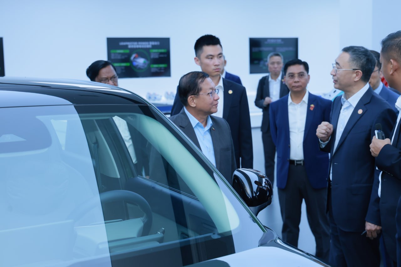 သမ္မတ ဦးမင်းအောင်လှိုင် Leapmotor(EV)ကား စက်ရုံကို လေ့လာ