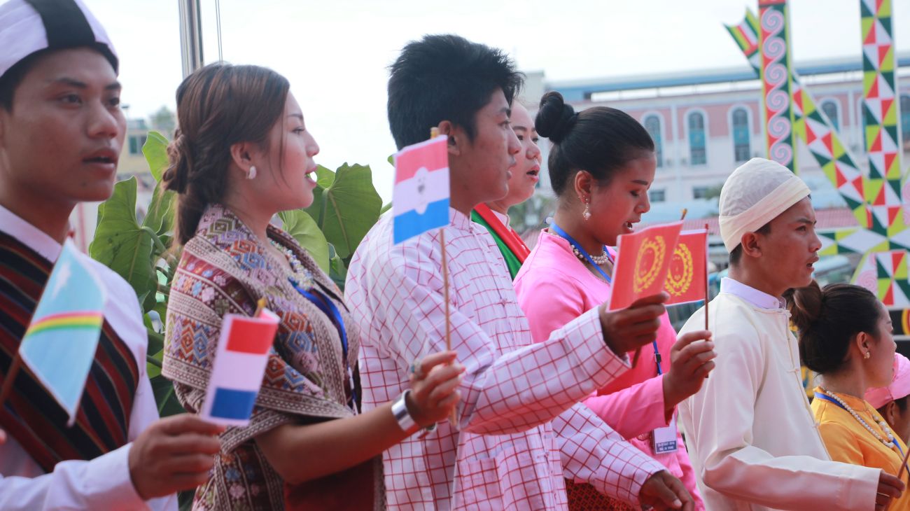 What kind of political status should be given to ethnic groups?