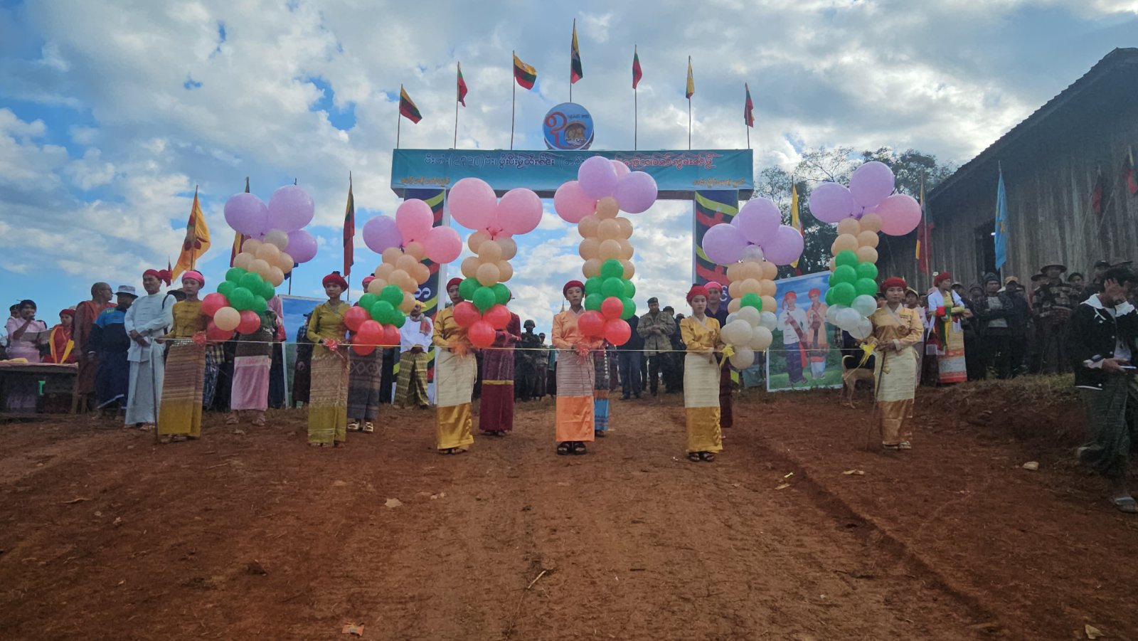 တိုက်ပွဲများကြား ဗန်းမောက်မှာ ရှမ်းနှစ်သစ်ကူးပွဲ ကျင်းပ